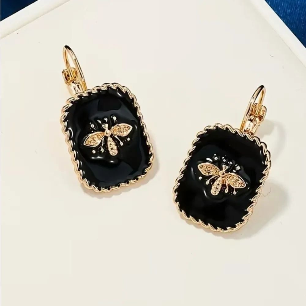 🐝 NEW Elegant Black and Gold Bee Earrings 🐝